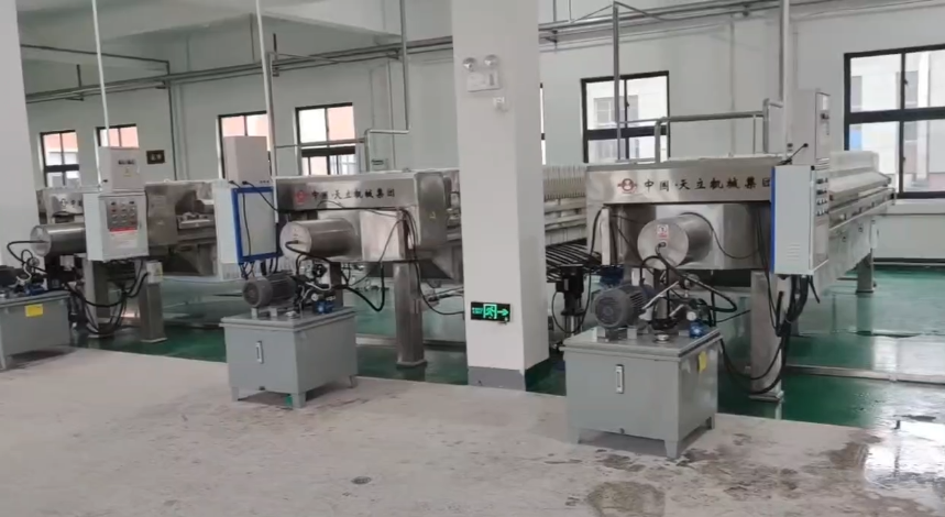 天立壓濾機醬油、醋壓榨現(xiàn)場